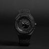 Montre gshock mont blanc noir avec bracelet full metal de face sur un fond unie de couleur noir 